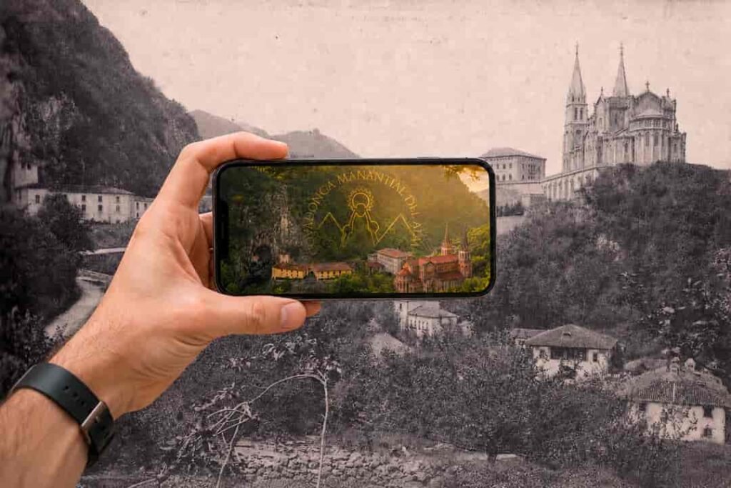 Mirar Covadonga en la era digital mano con movil en era digital sacando foto paisaje covadonga