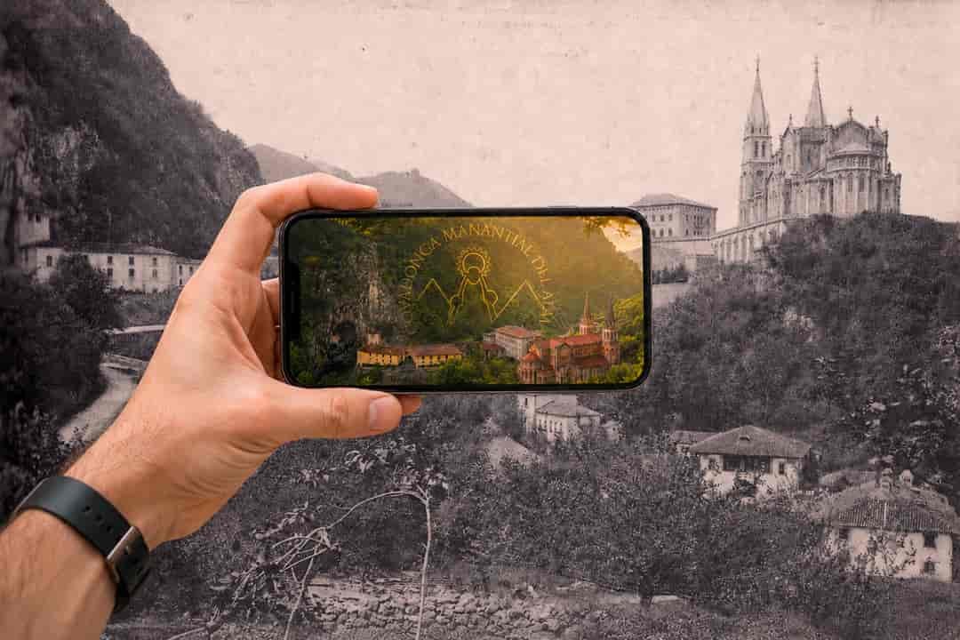 REVISTA mano con movil en era digital sacando foto paisaje covadonga