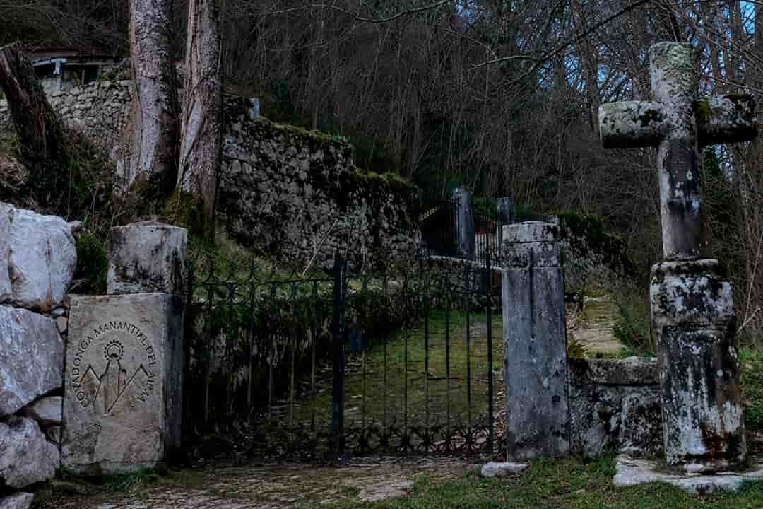 entorno del santuario cementerio santuaio covadonga