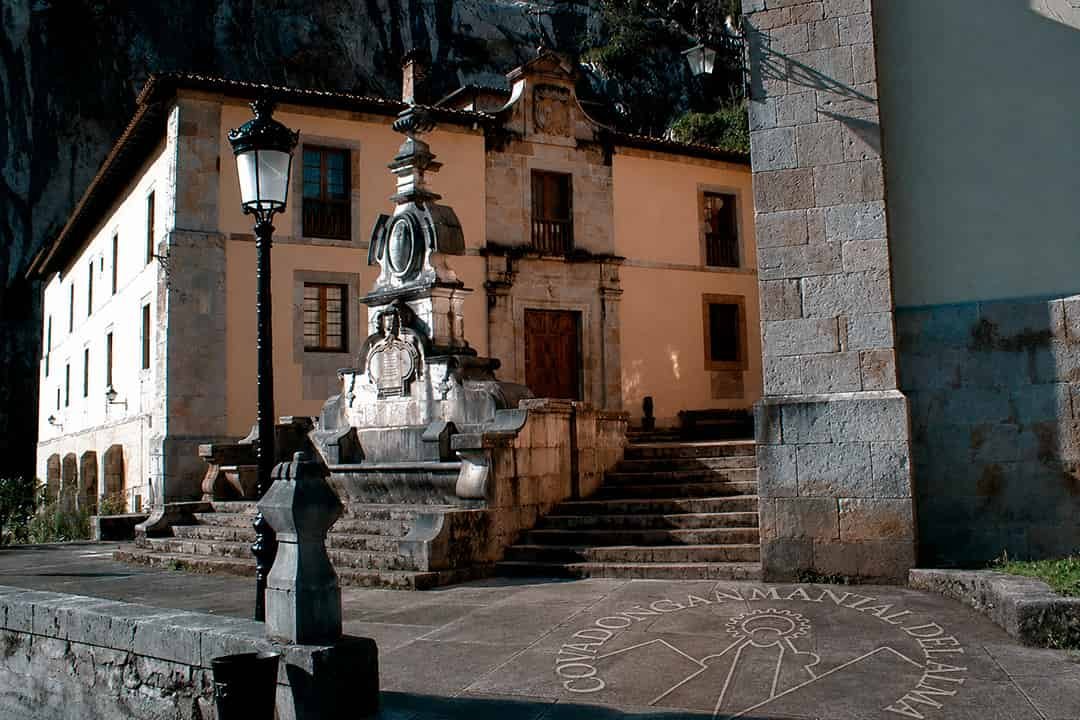 entorno del santuario colegiata de san fernando santuario de covadonga