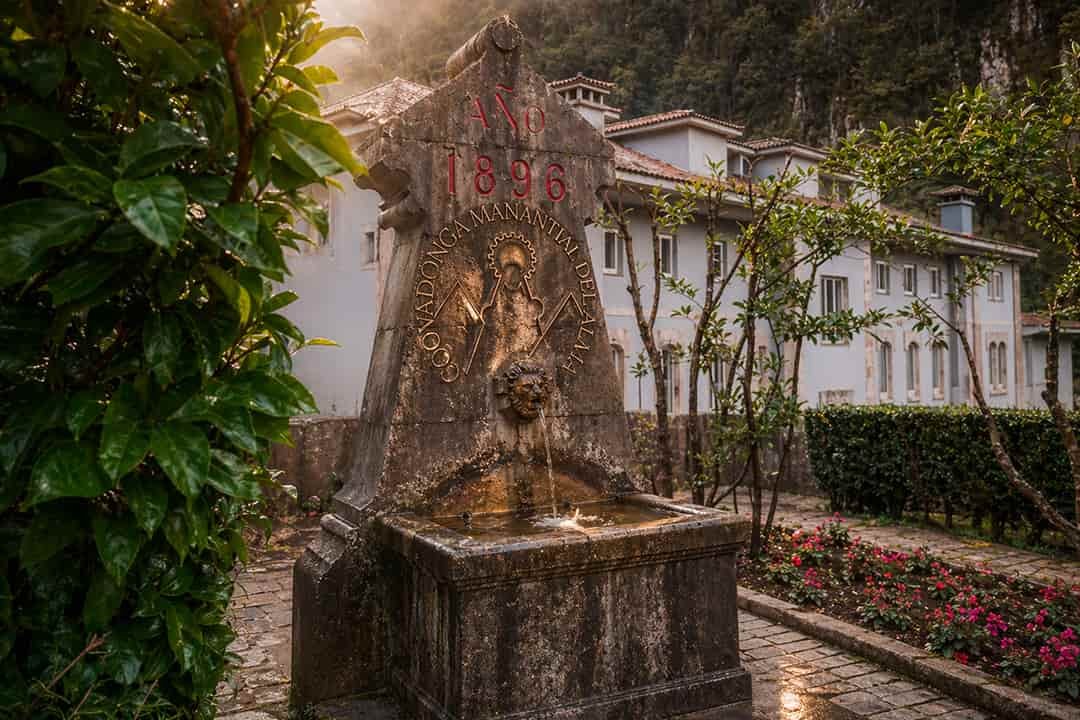entorno del santuario fuente del leon covadonga